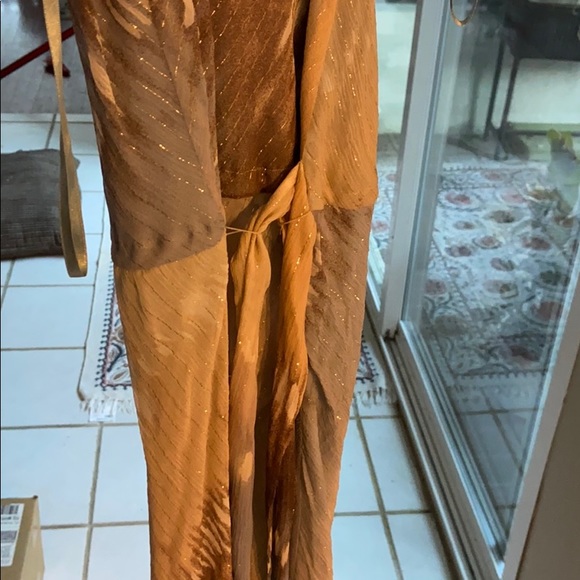 Dress flows. - Picture 4 of 6